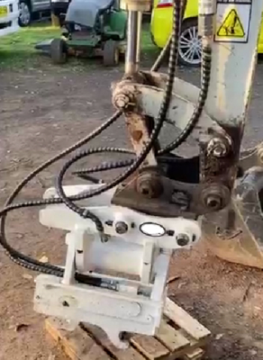 Szybkozłącze uchylne do koparki Huitong HT 3-5 Ton 150kg Kompatybilne z CAT/Komatsu Blokada ręczna